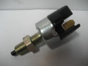 Féklámpa kapcsoló – 37740-60D10 – 12V, 2 csavaros rögzítésű (Daihatsu, Ford, Hyundai, Kia, Mazda, Mitsubishi, Nissan, Opel, Subaru, Suzuki, Toyota, Volkswagen)