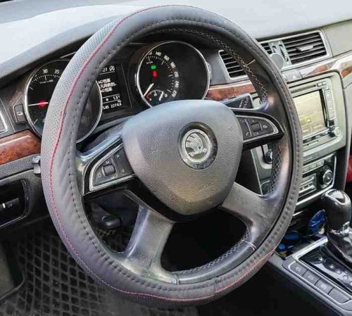 Műbőr kormányvédő 38cm fekete/piros (2395-38) autolife