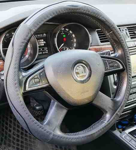 Univerzális kormányvédő 38cm fekete/carbon (2396BKC) autolife