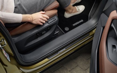 Küszöbvédő díszléc Škoda Kodiaq II. 2024- (elől, fekete)|Škoda